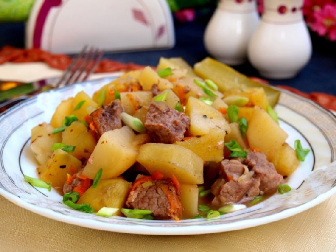 Картофель тушеный с мясом, простой домашний рецепт