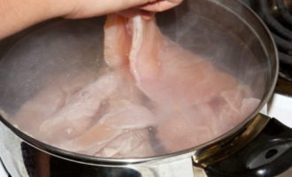 Как приготовить вкусное заливное из курицы с желатином? Филе и куриное бедро промойте в холодной воде, после чего переложите в кастрюлю и залейте водой в таком количестве, чтобы она полностью покрыла мясо. Поставьте кастрюлю на сильный огонь и дождитесь, пока вода закипит. После закипания нужно будет осторожно слить всю воду и промыть курицу. Вновь налейте в кастрюлю 1,3 литра воды.