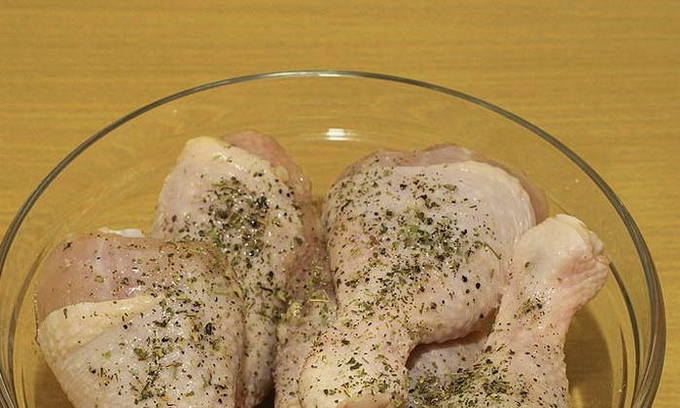 Чтобы приготовить куриные ножки в духовке в панировке, понадобится: