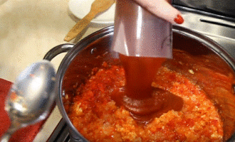 Добавляем томатный соус, уксус, перец, чеснок, который предварительно пропустили через мясорубку. И тушим еще 15-20 минут.