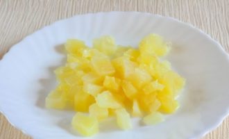 Консервированный ананас режем на небольшие кубики размером не больше сантиметра.
