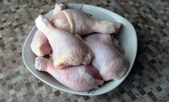 Как приготовить вкусные куриные ножки в духовке? Охлажденные голени промываем под проточной водой. Лучше если курица будет комнатной температуры. Следующим шагом мясо нужно замариновать.