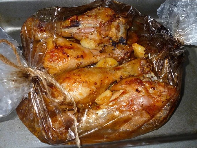 При какой температуре запекать куриные ноги в духовке
