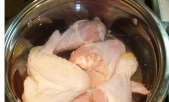 Как приготовить вкусный холодец из курицы? Курицу промываем, кладем в большую кастрюлю, заливаем водой, добавляем специи и ставим на плиту, доводим до кипения, затем уменьшаем огонь.