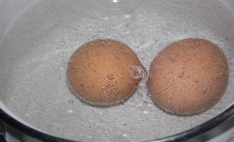 Опускаем яйца в подсоленную воду и варим в течении 8 мин. Охладить готовые яйца под холодной проточной водой.