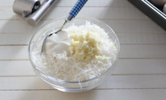 Сыр с чесноком смешайте, а после этого добавьте к ингредиентам майонез. Тщательно перемешайте смесь.