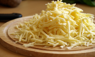 Твердый сыр натрите на крупной терке.