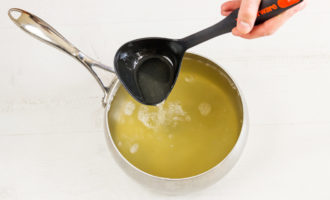 В отдельную посуду высыпаем желатин и растворяем в 4 ст. л. бульона. Оставим набухать 20 минут, после чего объединим его с остальным бульоном и немного прогреем, не доводя до кипения, но до абсолютного растворения.