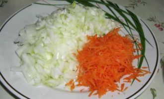 Пока картофель готовится, почистите луковицу и морковку, промойте их, лук нашинкуйте на маленькие кубики, а морковь натрите на мелкой терке.