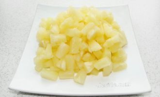 С консервированных ананасов сливаем сок. Режем дольки ананаса на кубики небольшого размера.