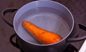 Морковку вымойте в холодной воде, положите в небольшую кастрюлю, залейте водой, чтобы она полностью покрывала овощ и отварите до мягкости. На все про все у вас уйдет от 40 минут до 1 часа.