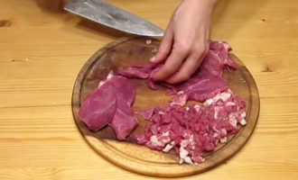 Мясо, сало и очищенный лук порезать мелкими кусочками (но не нужно молоть в фарш), посолить, добавить специи и тщательно перемешать.