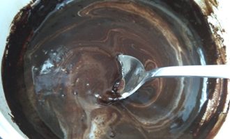 В остатки молока положите муку и интенсивно перемешайте до полной однородности смеси, а затем вылейте смесь в миску с шоколадом. Интенсивно перемешивайте продукт, чтобы не образовывалось комочков. Варите шоколад несколько минут, добиваясь приемлемой консистенции.