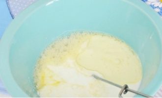 Кефир подогреваем в микроволновке, добавляем к нему соду и размешиваем. Затем кефир переливаем в посуду с яйцом и наливаем растительное масло.