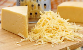 Для классического рецепта этого салата отлично подойдет сыр твердых сортов. Натираем сыр на крупной терке.