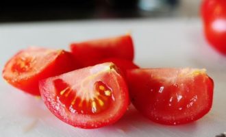 Каждую половинку помидора разрежьте на 2-4 части в зависимости от размера овоща.