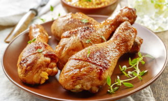 Готовую курицу можно подавать к столу или охлажденное мясо можно брать с собой в дорогу.