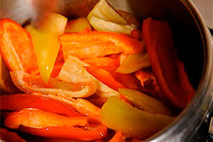 В томатную массу положить перец кусочками, перемешать, поставить на средний огонь и дождаться закипания.