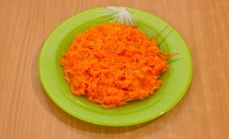 Морковку нужно очистить от вареной кожуры и натереть на средней или мелкой терке. Яйца очищаем от скорлупы и нарезаем небольшими кубиками.
