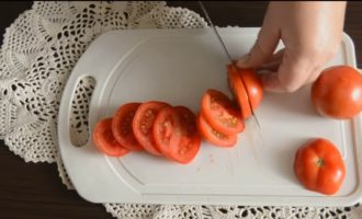 Промываем помидоры и также режим их на кружки.
