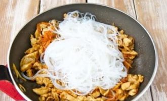 Фунчоза с курицей и овощами - рецепт с пошаговым фото и инструкцией