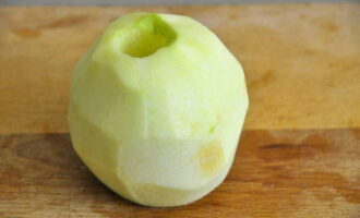 У яблок удалите сердцевину с плодоножкой и семенами. Это можно сделать как ножом, так и специальными приспособлениями для яблок, которые значительно сэкономят ваше время. 