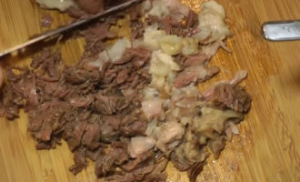 Из сваренного мяса удалите все косточки. Крупные кусочки нарежьте ножом или разделите руками.