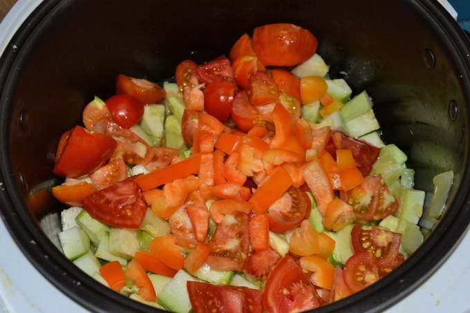 Салат из помидор огурцов и перца на зиму