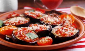 Баклажаны с помидорами и чесноком, жареные на сковороде