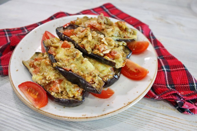 Баклажаны, запеченные в духовке с помидорами и сыром
