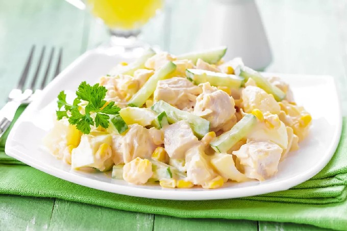 Как приготовить Салат из курицы, картошки, яйца, кукурузы и граната рецепт пошагово