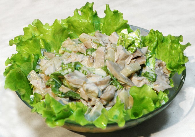 1. Салат из куриного филе, свежих огурцов и консервированных шампиньонов