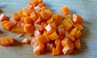 Варим картофель, морковь, яйца. Можно это сделать в одной кастрюле, только нужно помнить о том, что время варки у этих продуктов разное, поэтому следите за степенью их готовности. Остужаем готовые ингредиенты салата, очищаем и нарезаем небольшими кубиками.