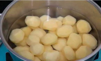 Картофель очистите от кожуры и промойте под проточной водой.