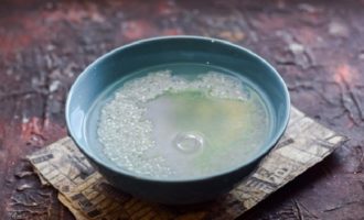 Как сварить рисовую кашу на молоке по классическому рецепту? Промойте рис в проточной воде, чтобы вода стала полностью прозрачной.