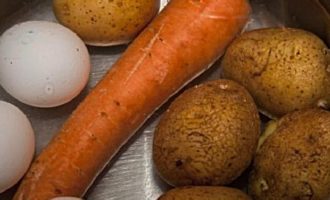 Картофель, морковь и яйца варим, очищаем и также режем кубиками.