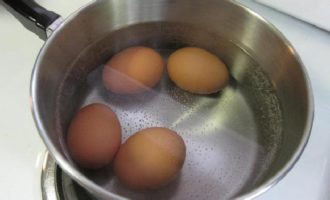 Отварите куриные яйца вкрутую, а также картофель в мундирах.