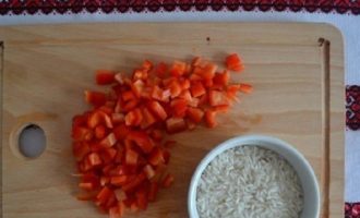 Рис и перец промойте отдельно, у перца удалите семена и нарежьте кубиком мелко.