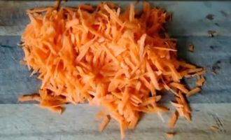 Морковь нарежьте тоненькими полукружочками.