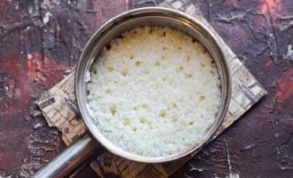 Пока рис варится, периодически его помешивайте, иначе крупа обязательно пристанет к кастрюле.