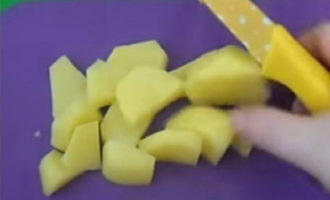Картофель порежьте средними кусочками.