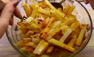 Картофельные брусочки поместите в отдельную посуду, и посыпьте солью и смесью указанных в рецепте специй. Затем полейте картофель растительным маслом и хорошо перемешайте.