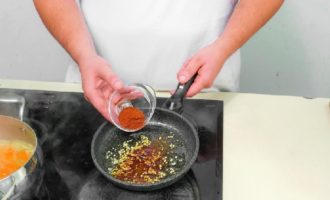 Во время варки супа обжарить в оливковом масле остатки имбиря примерно 2-3 мин. Посыпать порошком паприки, снять с огня и слегка остудить.