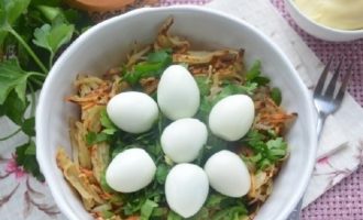 Сверху салат украсьте оставшимся картофелем, выкладывая его по кругу, чтобы сформировать гнездо. В центр выложите отваренные и очищенные от скорлупы яйца. Украсьте салат свежей зеленью петрушки, и подавайте к столу.