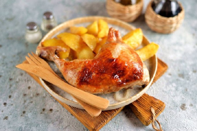 Курица с картошкой в духовке на противне – 9 вкусных рецептов