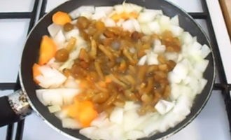 Положите в сковородку к луку и моркови размороженные грибы и обжарьте все до золотистого цвета. Обжаренные с овощами грибы переложите в кастрюлю и варите все до полной готовности картофеля еще 10–15 минут.