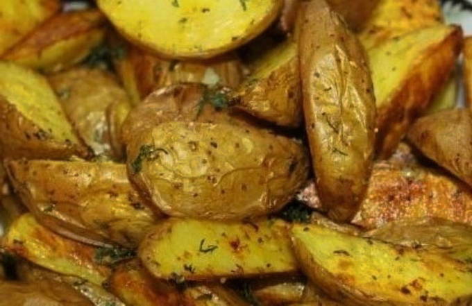 Картошка по деревенскому рецепту в духовке без кожуры и запеченная картошка дольками — 10 вкуснейших рецептов