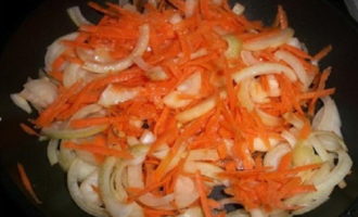 Разогрейте сковородку с небольшим количеством растительного масла и обжарьте на ней лук. Затем добавьте к луку морковь и жарьте овощи до мягкого состояния.