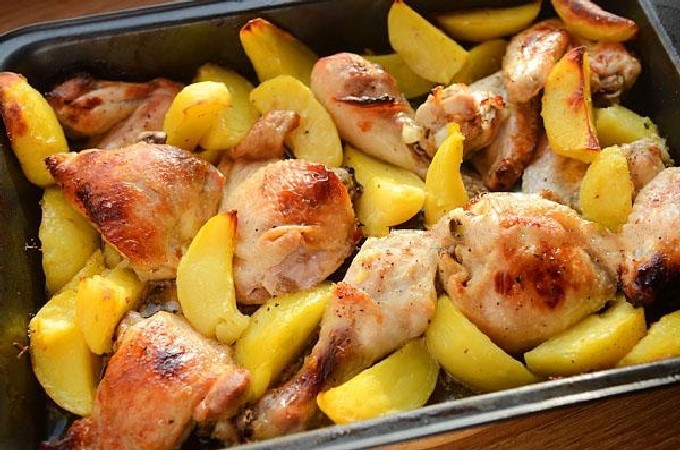 Курица с картошкой в духовке на противне – 9 вкусных рецептов