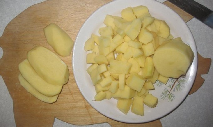 Солянка с картошкой и колбасой классическая